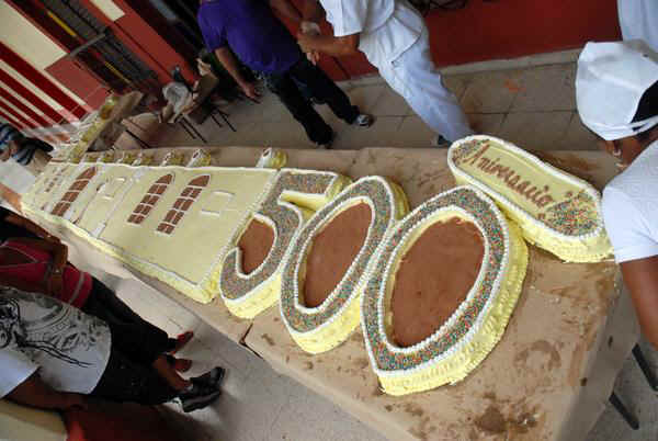 Confeccionan un cake gigante en celebración por el aniversario 500 de la Villa San Salvador de Bayamo, en la ciudad homónima de la provincia de Granma, Cuba, el 3 de noviembre de 2013. AIN FOTO/Armando Ernesto CONTRERAS TAMAYO
