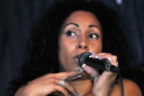 La cantante cubana Osdalgia, durante la Conferencia de prensa con motivo de la presentación de su disco "Osdalgia, Contigo en Vivo", en el centro cultural, El Gato Tuerto, en La Habana, Cuba.AIN FOTO/Abel ERNESTO