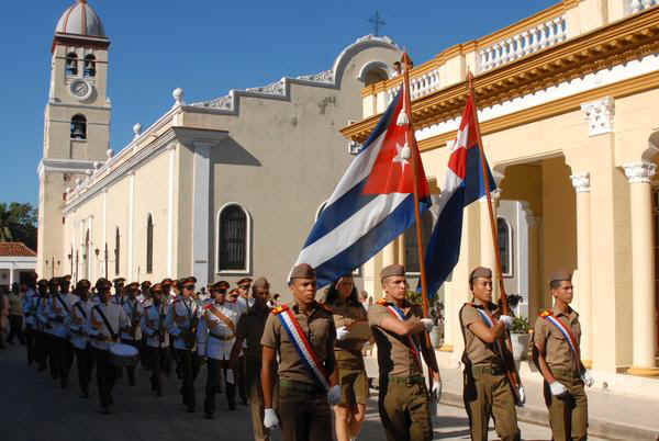 Estudiantes de la Escuela Militar Camilo Cienfuegos (EMCC), portan la partitura original de la Bayamesa, devenida Himno Nacional de Cuba, compuesto por Pedro Figueredo (Perucho), durante el inicio de la XIX edición la Fiesta de la Cubanía, en la ciudad de Bayamo, en la provincia de Granma, el 17 de octubre de 2013. AIN FOTO/Armando Ernesto CONTRERAS TAMAYO