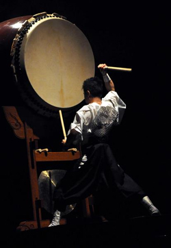 Concierto de Tambores Japoneses, Ritmo de la Naturaleza, por Eitetsu Hayashi y su Grupo, en el Teatro Mella, en La Habana, el 15 de octubre de 2015. AIN FOTO/Marcelino VAZQUEZ HERNANDEZ
