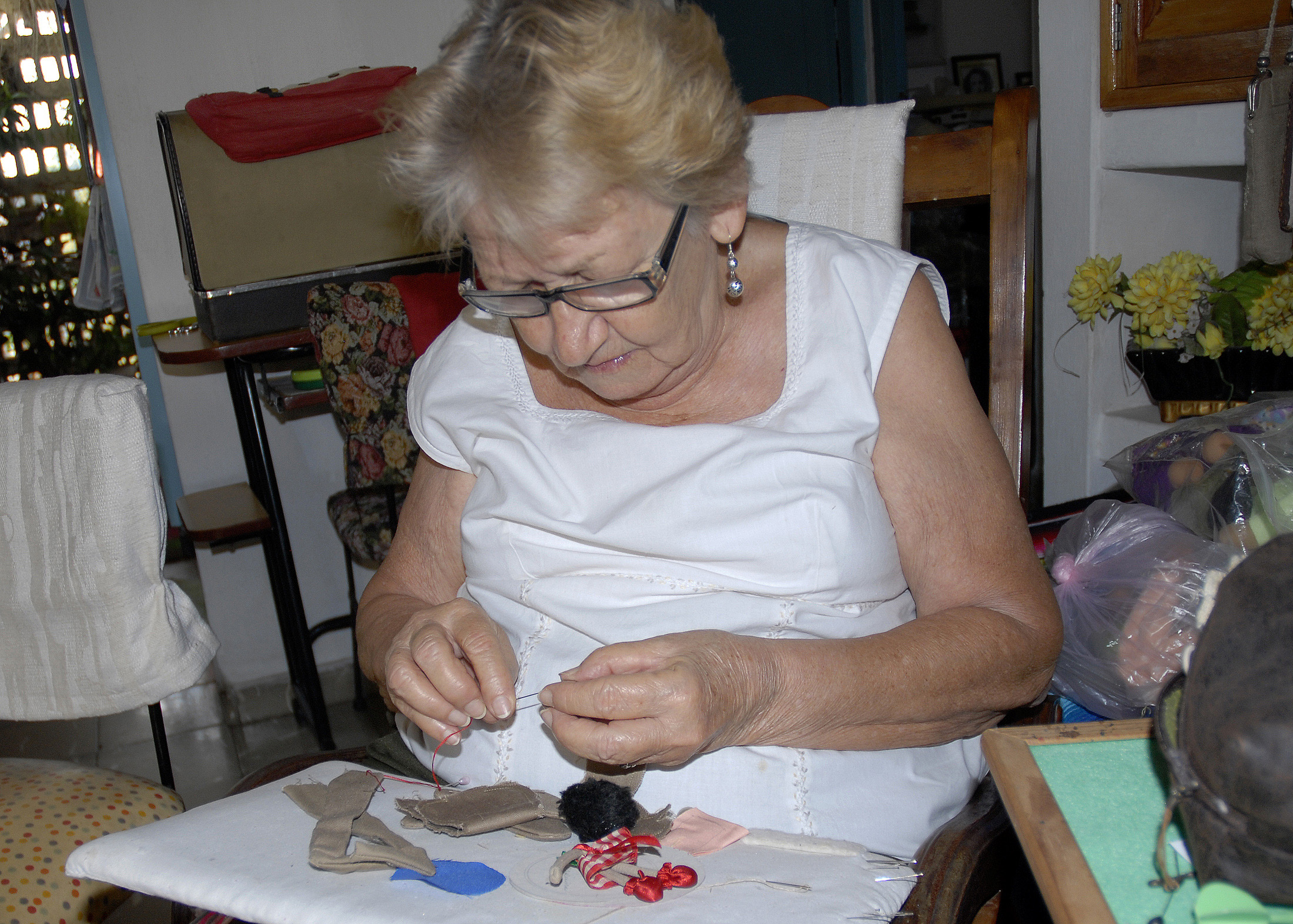 Berta domina el arte del parche, macramé, tejido a crochet, encaje de Tenerife, frivolité, miñardí, el ABC de la costura, tejido con cintas, con agujas, puntadas de realce, y deshilado.  Foto Arelys María Hechevarría