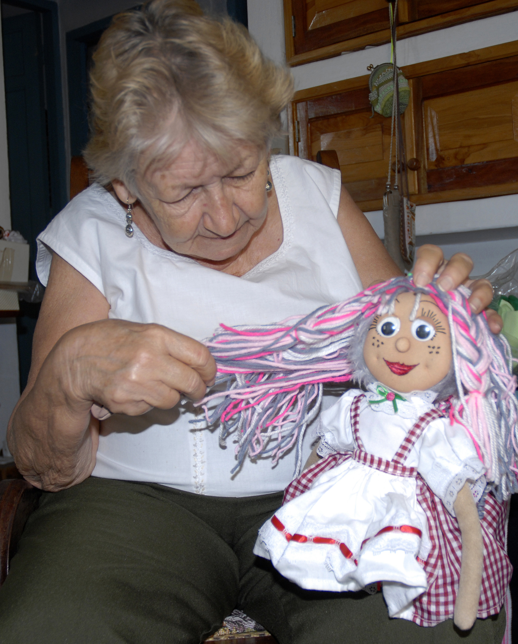 La especialidad de muñequería es una de las pasiones de Berta. Foto: Arelys María Hechevarría