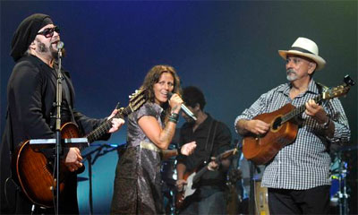 El cantautor Carlos Varela (I), la cantante española Lamari (María del Mar Rodríguez), líder del grupo Chambao; y el tresero Pancho Amat (D), durante el concierto realizado en el teatro Karl Marx, en el marco de la Feria Internacional Cubadisco, en La Habana, el 16 de mayo de 2014. AIN FOTO/Roberto MOREJÓN RODRÍGUEZ/ 