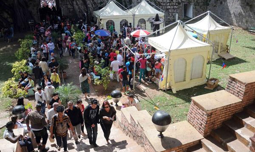 Público asistente a la Fortaleza San Carlos de La Cabaña, donde sesiona la XXIV Feria Internacional del Libro Cuba 2015, en La Habana, el 14 de febrero de 2015. AIN FOTO/Abel PADRÓN PADILLA