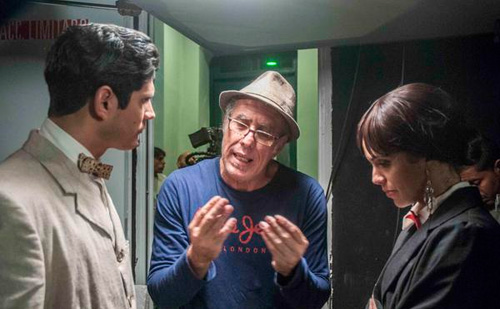 El realizador cubano Arturo Santana (C), Director del filme cubano Bailando con Margot, conversa con los actores Yenisse Soria (D) y Niu Ventura Bring (I). Foto: ACN