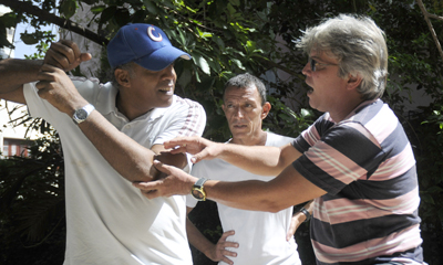 Omar Franco (I), Bobby Stany (C) y Roly Peña (D), actor, productor y director, respectivamente, de la obra teatral Strike, en La Habana, Cuba, el 16 de agosto de 2014. AIN FOTO/Abel PADRÓN PADILLA