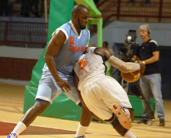 Los Búfalos de Ciego de Ávila (azul) y los Tigres agramontinos, durante el partido correspondiente a la Liga Superior de Baloncesto, efectuado en la Sala Rafael Fortún, en Camagüey. AIN FOTO/ Rodolfo BLANCO CUE
