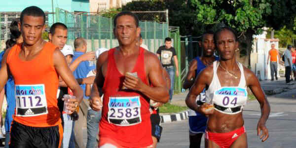 Yailen García Dome (D), primer lugar en la distancia de 42 km, categoría femenina, de la Maratón, con tiempo 3:00.28, del Marabana 2013, carrera popular con mayor participación en Cuba, La Habana, el 17 de noviembre de 2013. AIN FOTO/Omara GARCÍA MEDEROS