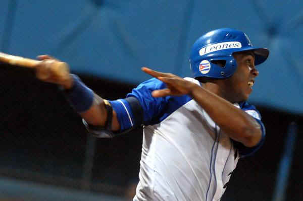 El jugador del equipo de béisbol Industriales Irait Chirino. AIN FOTO/Marcelino VAZQUEZ HERNANDEZ