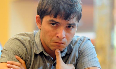 El Gran Maestro (GM) cubano de ajedrez Lázaro Bruzón, durante una partida en la segunda jornada del Torneo Internacional "Capablanca in Memoriam", que tiene por sede el hotel Riviera, en La Habana, Cuba, el 9 de mayo de 2014. AIN FOTO/Abel PADRÓN PADILLA