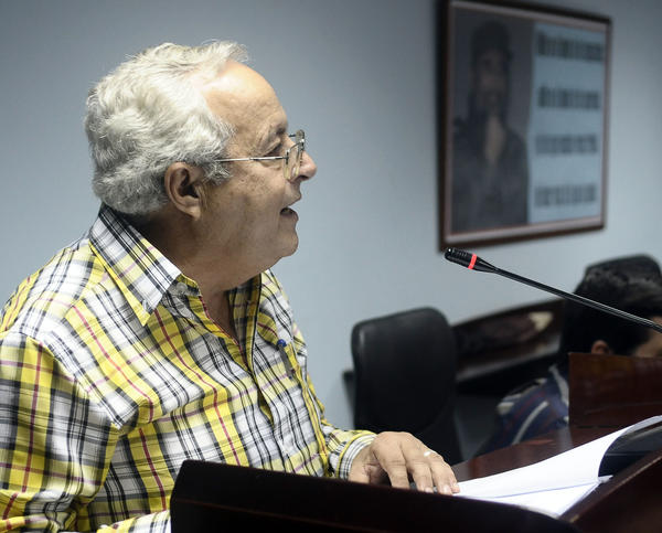 José Puentes Nápoles, director de comercialización del Ministerio de la Agricultura (MINAGRI), en la conferencia de prensa sobre el Decreto Ley No. 318 y reglamento de comercialización de productos agropecuarios en las provincias de La Habana, Artemisa y Mayabeque, realizada en la sede del MINAGRI, en La Habana, Cuba, el 6 de noviembre de 2013. AIN FOTO/Tony HERNÁNDEZ MENA
