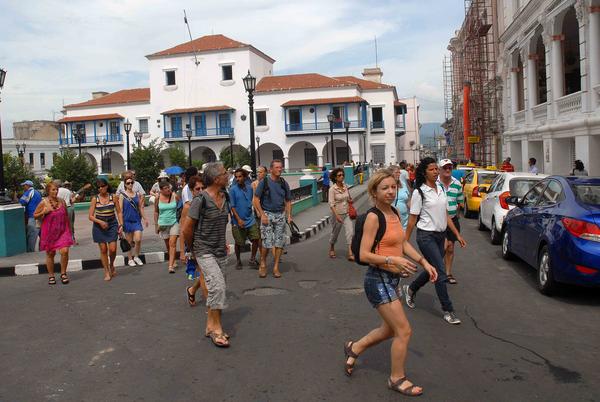La temporada turística en Santiago de Cuba abrió, el 6 de noviembre de 2013, con la llegada de turistas en un vuelo del turoperador canadiense Sunwing, procedente de la ciudad de Toronto, el 6 de noviembre de 2013. AIN FOTO/Miguel RUBIERA JUSTIZ