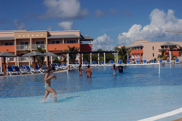 Turistas jugando boleibol en la piscina del hotel Pestana Cayo Coco, perteneciente al Grupo hotelero cubano Gaviota, ubicado en el polo turístico Jardines del Rey, en Ciego de Ávila. AIN FOTO/Osvaldo GUTIÉRREZ GÓMEZ