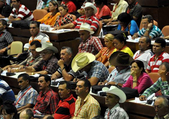 Delegados al XI Congreso de la Asociación Nacional de Agricultores Pequeños (ANAP), durante la intervención de Gustavo Rodríguez Rollero, Ministro de Agricultura, en el Palacio de las Convenciones de La Habana, Cuba, el 15 de mayo de 2015. AIN FOTO/ Marcelino VÁZQUEZ HERNÁNDEZ