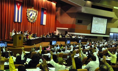 Votación por parte de los diputados a la Asamblea Nacional del Poder Popular, de la nueva Ley de la Inversión Extranjera, y el dictamen correspondiente de las comisiones de Asuntos Constitucionales y Jurídicos, y Económica, en la Primera Sesión Extraordinaria de la Octava Legislatura del órgano de gobierno, con sede en el Palacio de Convenciones de La Habana, Cuba, el 29 de marzo de 2014. AIN FOTO/Marcelino VÁZQUEZ HERNÁNDEZ