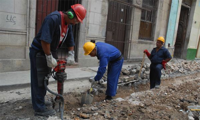 Trabajadores de Cuba Petróleos realizan excavaciones en una calle de la Habana Vieja, el 22 de abril de 2014, para mejorar la red de gas manufacturado. AIN FOTO/Armando Ernesto CONTRERAS TAMAYO