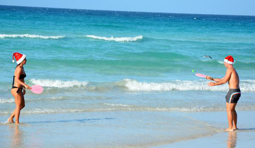 Los ánimos de fin de año también se perciben a orillas de la playa de Varadero, en Matanzas, 28 de diciembre de 2015. ACN FOTO/Yenli LEMUS DOMÍNGUEZ
