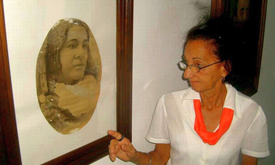 Beatriz Gil Sardá recuerda el inmenso cariño que Trinidad Valdés -su bisabuela- debió sentir por el joven Martí durante los 65 días que este permaneció en su casa. Foto: Roberto Díaz Matorrel/AIN
