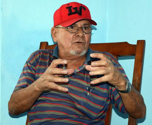 Bernardino Lima Reinoso, narra una y otra anecdota de su vida como dirigente de la Asociación Nacional de Agricultores Pequeños (ANAP), en Villa Clara, Cuba, el 1 de abril de 2016. ACN FOTO/Arelys María ECHEVARRÍA RODRÍGUEZ