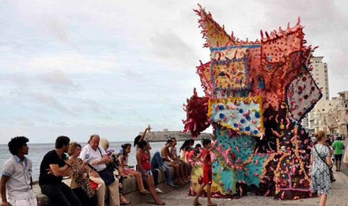 Obra del proyecto Detrás del muro en su segunda edición expuesta en el Malecón habanero, como parte de la XII Bienal de La Habana, Cuba, el 24 de mayo de 2015. AIN FOTO/ Tony HERNÁNDEZ MENA