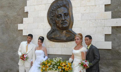 Jóvenes parejas de novios camagüeyanos contraen matrimonio y reeditan una nueva edición de la Boda simbólica de Amalia e Ignacio, como digno homenaje a los insignes patriotas Ignacio Agramonte y su compañera Amalia Simoni, en el museo Quinta Simoni, en Camagüey, el 1 de agosto de 2014. AIN FOTO/ Rodolfo BLANCO CUE