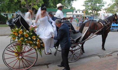 Jóvenes parejas de novios camagüeyanos contraen matrimonio y reeditan una nueva edición de la Boda simbólica de Amalia e Ignacio, como digno homenaje a los insignes patriotas Ignacio Agramonte y su compañera Amalia Simoni, en el museo Quinta Simoni, en Camagüey, el 1 de agosto de 2014. AIN FOTO/ Rodolfo BLANCO CUE