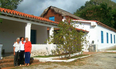 Descendientes de la famila Sardá- Valdés que viven aún en la Masía. Las hermanas Ana y Angélica Sardá, junto a la sobrina Beatriz Gil Sardá. Foto: Roberto Díaz Matorrell/AIN