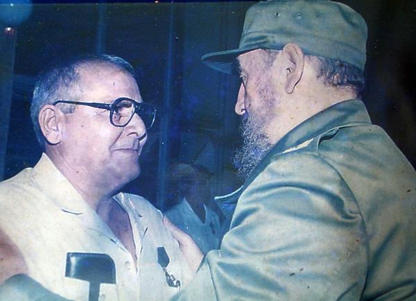 La entrega de la Orden 17 de Mayo por el Comandante en Jefe Fidel Castro Ruz, es un momento sin igual en la vida de Bernardino Lima Reinoso (I), en Villa Clara, Cuba, el 1 de abril de 2016. ACN FOTO/Arelys María ECHEVARRÍA RODRÍGUEZ