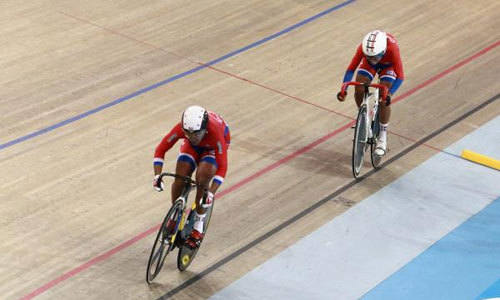 Lisandra Guerra (primer plano) y Marlies Mejias (D), ganadoras de la medalla de Plata en la final de la Velocidad por equipos femenino en el ciclismo de los XVII Juegos Panamericanos de Toronto, Canadá, el 16 de julio de 2015. ACN FOTO/Mónica Ramírez