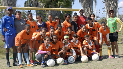 Estudiantes atletas de la Escuela de Iniciación Deportiva (EIDE) Héctor Ruiz Pérez, de Santa Clara, que integran el equipo de fútbol femenino del mencionado centro de estudios y de entrenamiento, de la ciudad de Santa Clara, en Villa Clara, Cuba, 4 de mayo de 2015. AIN FOTO/Arelys María ECHEVARRÍA RODRÍGUEZ