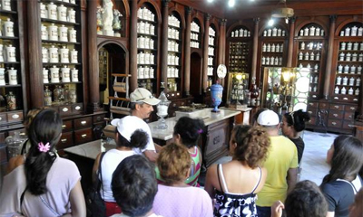 Visitantes en el Museo Farmacéutico Ernesto Triolet, en la ciudad de Matanza, Cuba, el 9 de mayo de 2014. AIN FOTO/Roberto MOREJÓN RODRÍGUEZ