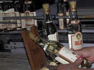 Área de embotellado del Ron Mulata en la fábrica Santa Fé, en el municipio de Remedios, provincia Villa Clara, Cuba. AIN FOTO/ Arelys María ECHEVARRÍA RODRÍGUEZ