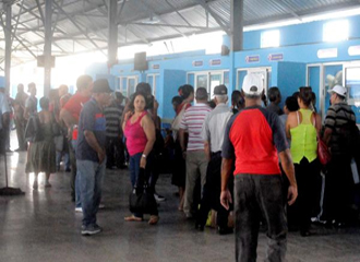 Taquillas de atención al público de la Terminal de Última Hora, sita en la calle Gancedo e/ Línea del Ferrocarril y Villanueva, en la Habana Vieja, que desde el pasado 9 de junio es la sede de la Lista de Espera de los Ómnibus Nacionales y otros medios de transportes hacia las provincias del país con la excepción de Pinar del Río. Cuba, La Habana, 19 de junio del 2015. AIN FOTO/Oriol de la Cruz ATENCIO