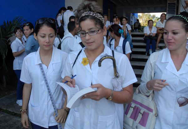 Estudiantes de la Universidad de Ciencias Médicas Carlos J. Finlay, durante la celebración del Día de la Medicina Latinoamericana, en la provincia de Camagüey, Cuba, el 3 de noviembre de 2013. AIN FOTO/ Rodolfo BLANCO CUÉ