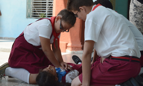 Estudiantes de la escuela especial Fructuoso Rodríguez ejercitan las técnicas de rescate y salvamento. Foto: Arelys María Echevarría/ACN