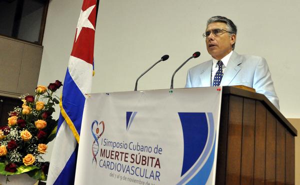 Conferencia magistral del Dr. Juan López Messa, ex presidente del Consejo Español de Resucitación Cardiopulmonar, durante la inauguración del Primer Simposio Cubano de Muerte Súbita Cardiovascular, que se desarrolla en el Palacio de las Convenciones, en La Habana, el 7 de noviembre de 2013. AIN FOTO/Marcelino VÁZQUEZ HERNÁNDEZ
