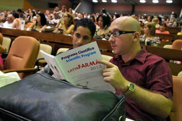 Delegados durante la inauguración del XX Congreso Latinoamericano de Farmacología y Terapéutica Latinfarma 2013, con sede en el Palacio de Convenciones de La Habana, Cuba, el 21 de octubre de 2013. AIN FOTO/Abel Ernesto RUBIO ESTRADA