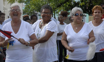 ancianos_circulo_abuelos.jpg