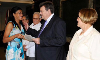 El Dr. Gustavo Cobreiro Suárez (segundo de der. a izq.), Rector de la Universidad de La Habana (UH),concede el reconocimiento a una estudiante durante la ceremonia de entrega de títulos de Doctores en Ciencias específicas, realizada en el Aula Magna de ese centro de altos estudios, Cuba, el 24 de abril de 2014. AIN FOTO/Roberto MOREJON RODRIGUEZ/