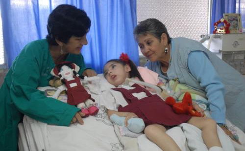A la pequeña se le estimula el aprendizaje con juegos didácticos, entre ellos las competencias de conocimientos con la muñeca de trapo Lola, quien lleva al igual que ella un atuendo escolar el día en que le imparten los contenidos de tercer grado. Foto: Vicente Brito 