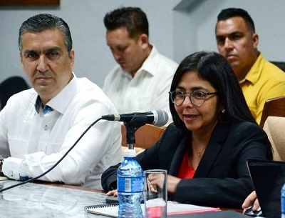   Delcy Eloína Rodríguez Gómez (D), Vicepresidenta Sectorial de Soberanía Política, Seguridad y Paz y Ministra del Poder Popular para las Relaciones Exteriores de la República Bolivariana de Venezuela, durante un encuentro para examinar el estado de las relaciones de cooperación con Cuba, en La Habana Cuba, el 18 de marzo de 2016. 