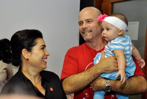 Gema y su papá Gerardo Hernández Nordelo, Héroe de la República de Cuba, comparten con los diputados, diputadas e invitados durante un receso de la Comisión de Relaciones Internacionales de la Asamblea Nacional del Poder Popular en su reunión ordinaria, en La Habana, Cuba, el 11 de julio de 2015. Foto: Tony Hernández Mena