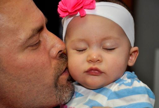 Gema y su papá Gerardo Hernández Nordelo, Héroe de la República de Cuba, comparten con los diputados, diputadas e invitados durante un receso de la Comisión de Relaciones Internacionales de la Asamblea Nacional del Poder Popular en su reunión ordinaria, en La Habana, Cuba, el 11 de julio de 2015. Foto: Tony Hernández Mena